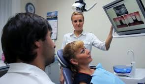 Photo: Examen du patient avant l'implantation