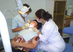 Photo: Examen d'un dentiste lors de la première visite