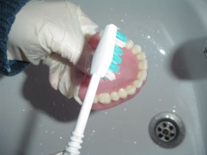 Photo: Nettoyage de la structure dentaire au-dessus de l'évier