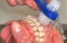 Photo: Nettoyage d'une prothèse amovible