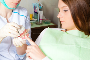 Photo: visite chez le dentiste pour la correction de la prothèse