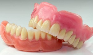 Photo: dentiers en plastique acrylique