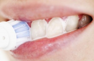 Photo: Blanchiment des dents avec du soda
