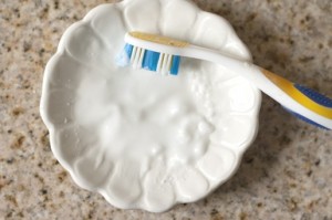 Photo: Blanchiment des dents avec une solution de soude