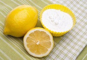 Photo: Blanchiment des dents avec du soda et du citron