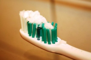 Photo: Soda blanchissant les dents